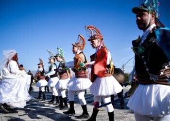 Η νύφη με τους Μωμόγερους (φωτ.: EUROKINISSI / Γιώργος Ευσταθίου)