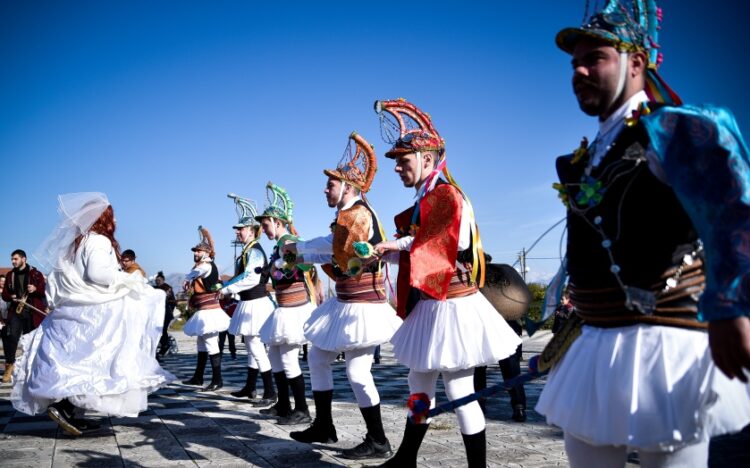 Η νύφη με τους Μωμόγερους (φωτ.: EUROKINISSI / Γιώργος Ευσταθίου)