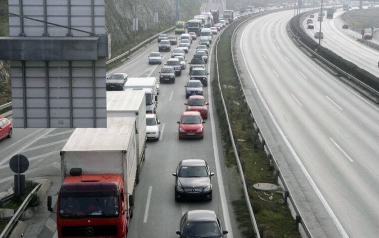 Χαρακτηριστική εικόνα στην περιφερειακή οδό της Θεσσαλονίκης μετά από τροχαίο ατύχημα, όπου μπλοκάρει η κίνηση σε όλη την πόλη (φωτ. αρχείου: ΜΟΤΙΟΝΤΕΑΜ/Κώστας Παπαδόπουλος)