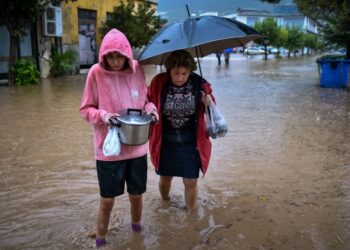 Πλημμυροπαθείς στο Βόλο, τις ημέρες των έντονων βροχοπτώσεων (φωτ.: EUROKINISSI/Βασίλης Οικονόμου)