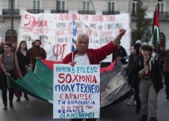 Διαδηλωτές όλων των ηλικιών αυτή την ώρα στους δρόμους της Αθήνας για την 50η επέτειο της εξέγερσης των φοιτητών του Πολυτεχνείου (φωτ.: EUROKINISSI/Σωτήρης Δημητρόπουλος)