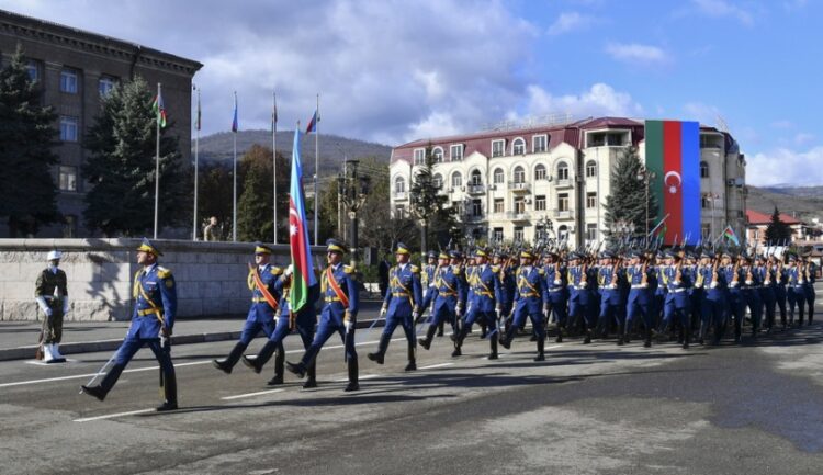 Στρατιωτική παρέλαση του Αζερμπαϊτζάν, στις 8 Νοεμβρίου, για την τρίτη επέτειο του «Πατριωτικού Αγώνα», στο Στεπάνακερτ, την πρωτεύουσα του Αρτσάχ, της οποίας τον έλεγχο έχει πλέον το Μπακού (φωτ.: EPA/Stringer)