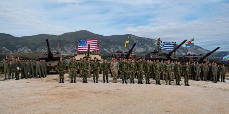 Οι συμμετέχοντες στο διαγωνισμό ουλαμών αρμάτων μονάδων τεθωρακισμένων (φωτ.: ΥΠΕΘΑ)