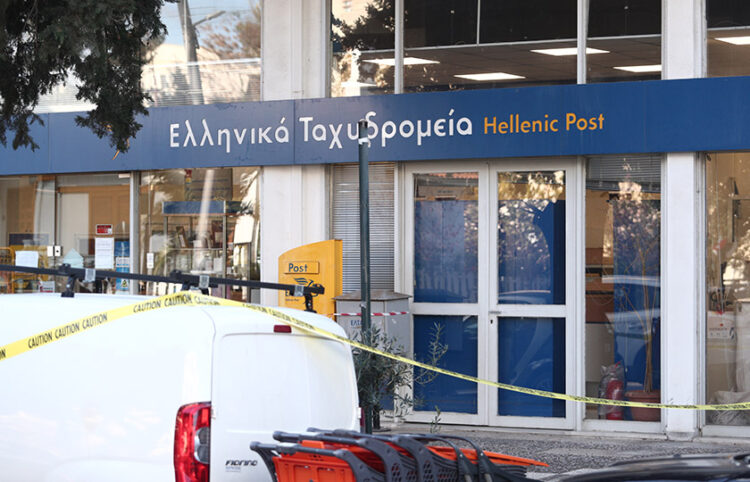 Επιχείρηση περισυλλογής ύποπτου φακέλου από τα ΕΛΤΑ, επί της οδού Τζαβέλλα στο Κάτω Χαλάνδρι
(EUROKINISSI / Σωτήρης Δημητρόπουλος)