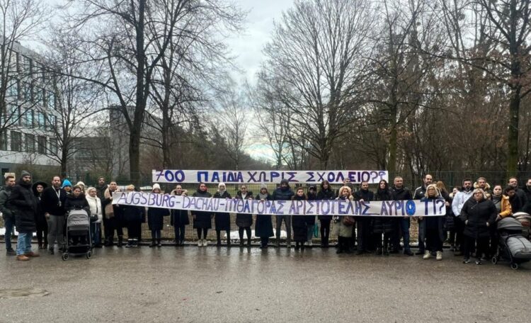 Γονείς των ελληνόπουλων που φοιτούν στο σχολικό συγκρότημα, στο Freimann διαμαρτύρονται για την κατάσταση και τις καθυστερήσεις από πλευράς ελληνικού κράτους (φωτ.: facebook.com/DoryforosMuc)