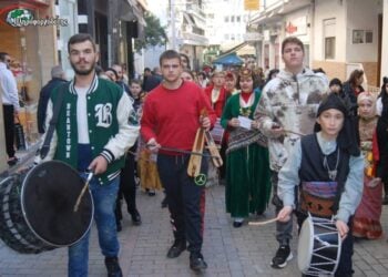 Μέλη της Ευξείνου Λέσχης Βεροίας ψάλλουν τα ποντιακά κάλαντα στο κέντρο της πόλης (πηγή φωτ.: pliroforiodotis.gr)