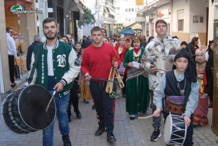 Μέλη της Ευξείνου Λέσχης Βεροίας ψάλλουν τα ποντιακά κάλαντα στο κέντρο της πόλης (πηγή φωτ.: pliroforiodotis.gr)