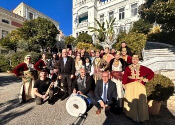 Ποντιακά κάλαντα από τα μέλη της Λέσχης Ποντίων Ν. Καβάλας στον δήμαρχο της πόλης Θόδωρο Μουριάδη (πηγή φωτ.: enanews.gr)