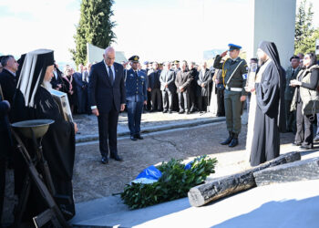 Ο Νίκος Δένδιας μετά την κατάθεση στεφάνου στον Τόπο Θυσίας στα Καλάβρυτα (φωτ.: X / Nikos Dendias)