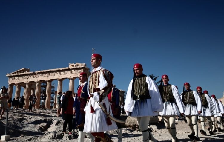 Στιγμιότυπο από την τελετή έπαρσης της ελληνικής σημαίας στον Ιερό Βράχο της Ακρόπολης, στο πλαίσιο του εορτασμού της 79ης επετείου απελευθέρωσης των Αθηνών, τον περασμένο Οκτώβριο (φωτ.: EUROKINISSI/Κώστας Τζούμας)