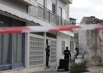 Το σπίτι στην οδό Αίαντος στη Σαλαμίνα όπου έγινε η δολοφονία (φωτ.: newsbomb.gr)