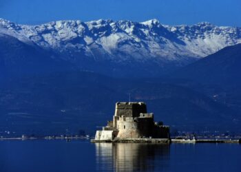 Χιόνια στα ορεινά της Αργολίδας με φόντο το Μπούρτζι (φωτ.: EUROKINISSI/Βασίλης Παπαδόπουλος)