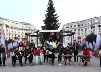 Ο Αλέξης Στεφανίδης και μέλη του Αλεξάνδρειου Δημοτικού Ωδείου Γιαννιτσών στην Πλατεία Αριστοτέλους (φωτ.: ΕΡΤ)