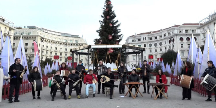 Ο Αλέξης Στεφανίδης και μέλη του Αλεξάνδρειου Δημοτικού Ωδείου Γιαννιτσών στην Πλατεία Αριστοτέλους (φωτ.: ΕΡΤ)