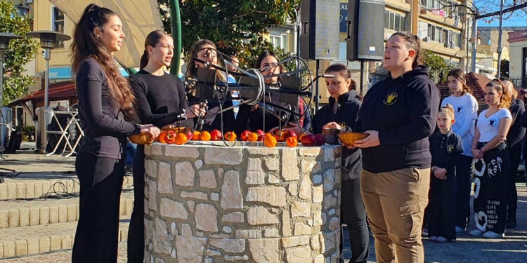 Στο πηγάδι για το καλαντόνερον, στην αναβίωση του ποντιακού εθίμου από τη Λέσχη Ποντίων Νομού Καβάλας (φωτ.: proininews.gr)