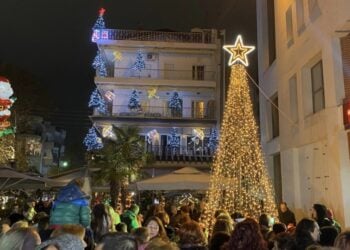 Πλήθος κόσμου παραβρέθηκε στο άναμμα του δέντρου (φωτ.: facebook/Κλεάνθης Μανδαλιανός)