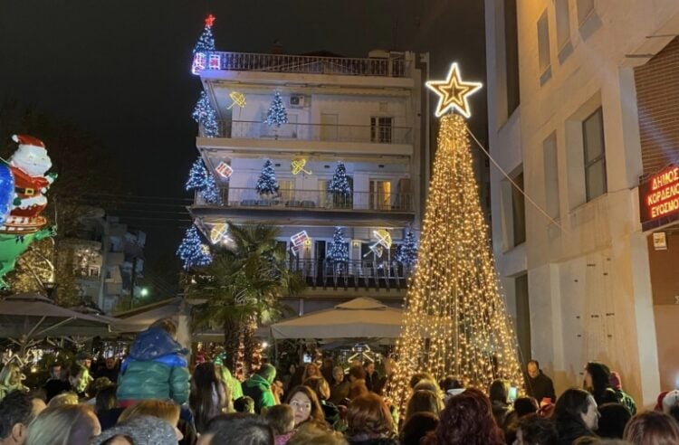 Πλήθος κόσμου παραβρέθηκε στο άναμμα του δέντρου (φωτ.: facebook/Κλεάνθης Μανδαλιανός)