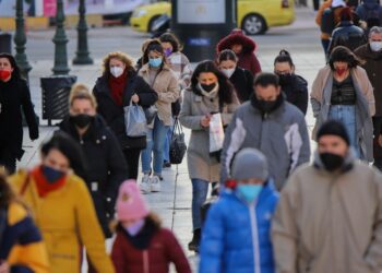 Πολίτες με μάσκες για προστασία έναντι του κορονοϊού στο κέντρο της Αθήνας (φωτ. αρχείου: Αργυρώ Αναστασίου/Eurokinissi)