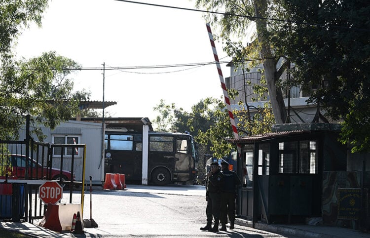 Η είσοδος της έδρας των ΜΑΤ· δεξιά το φυλάκιο του σκοπού όπου τοποθετήθηκε η βόμβα (φωτ.: EUROKINISSI / Τατιάνα Μπόλαρη)