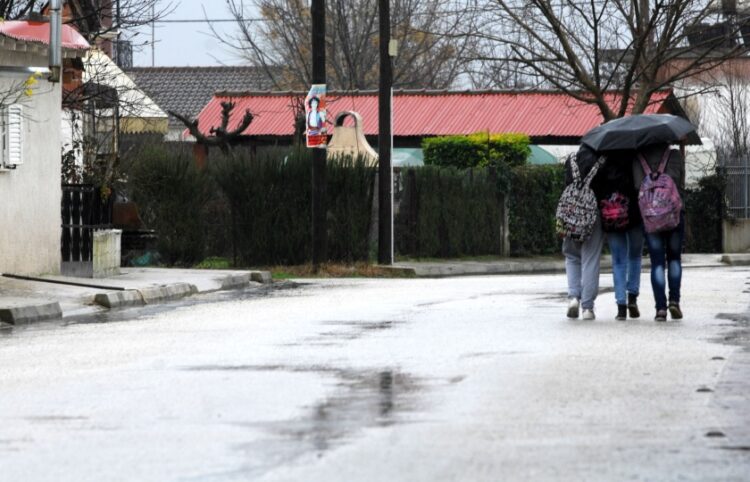 Μαθητές περπατούν στη βροχή (φωτ. αρχείου: EUROKINISSI/Θανάσης Καλλιάρας)