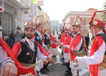 Κέφι, πλατιά χαμόγελα, στολισμένες φουστανέλες και περικεφαλαίες έδωσαν χρώμα και ποντιακό αέρα στο κέντρο της Καβάλας (φωτ.: facebook/Χριστούγεννα στην Καβάλα)