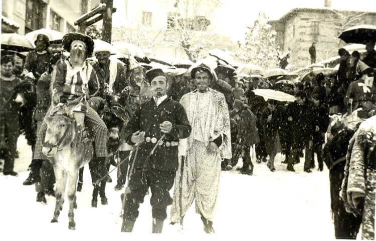 Μπουμπουσάρια μιας άλλης εποχής (Φωτ.: eratyra.gr / Αρχείο Γιώργου Σιαπέρα)