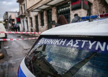 Εικόνα έξω από κλαμπ στο Γκάζι όπου σημειώθηκε η ένοπλη επίθεση (φωτ.: ΚΩΣΤΑΣ ΤΖΟΥΜΑΣ/EUROKINISSI)