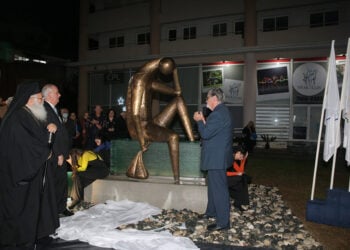 «Ο σκεπτόμενος πρόσφυγας», έργο τριών γλυπτών με καταγωγή από τον Πόντο, είναι δωρεά του Δήμου Αγίου Νικολάου Κρήτης στον ημικατεχόμενο Άγιο Δομέτιο στην Κύπρο (φωτ.: Εκκλησία της Κύπρου)