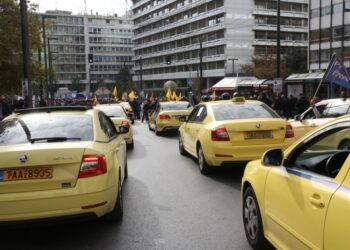 Οδηγοί ταξί με τα αυτοκίνητα τους συμμετέχουν σε πορεία διαμαρτυρίας, στο κέντρο της Αθήνας (φωτ.: ΑΠΕ-ΜΠΕ /Ορέστης Παναγιώτου)