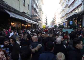 Kόσμος έχει αποκλείσει την οδό Βασιλέως Ηρακλείου στο κέντρο της Θεσσαλονίκης για να διασκεδάσει (φωτ.: ΑΠΕ-ΜΠΕ/Νίκος Αραμπατζής)