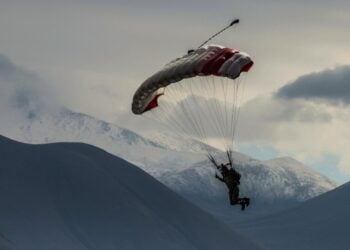 Τούρκος αλεξιπτωτιστής στη διάρκεια στρατιωτικής άσκησης (φωτ. αρχείου: X/T.C. Millî Savunma Bakanlığı)