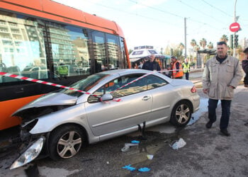 Ένας νεκρός και ένας τραυματίας από σύγκρουση τραμ με ΙΧ στο Παλαιό Φάληρο (φωτ.: EUROKINISSI / Γιάννης Παναγόπουλος)