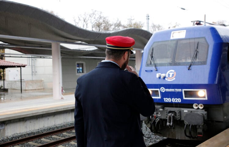 Η πρώτη αμαξοστοιχία που κάνει ολόκληρο το δρομολόγιο Αθήνα-Θεσσαλονίκη μετά την καταστροφή που έγινε από την κακοκαιρία «Daniel» φτάνει στο Λιανοκλάδι, το Σάββατο 16 Δεκεμβρίου 2023. (Φωτ. αρχείου: ΑΠΕ-ΜΠΕ/Άρης Μαρτάκος)