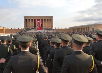 Τούρκοι στρατιώτες παρακολουθούν την τελετή για την 85η επέτειο θανάτου του Μουσταφά Κεμάλ στην Άγκυρα (φωτ.: EPA/Necati Savas)