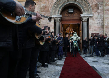 Οι συνεργάτες του Βασίλη Καρρά τον αποχαιρετούν με το «Δεν πάω πουθενά» (φωτ.: ΑΠΕ-ΜΠΕ / Νίκος Αραμπατζής)