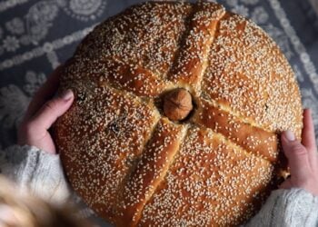 Παραδοσιακό χριστόψωμο (φωτ.: gastronomos.gr)