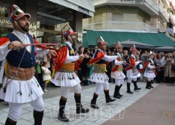 Οι Μωμόγεροι επί τω έργω στη Βέροια (φωτ.: veriotis.gr)