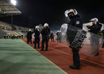 Αστυνομικές δυνάμεις στον αγωνιστικό χώρο, κατά τη διάρκεια του αγώνα Βόλος-Ολυμπιακός (φωτ.: ΑΠΕ-ΜΠΕ / Νίκος Χατζηπολίτης)