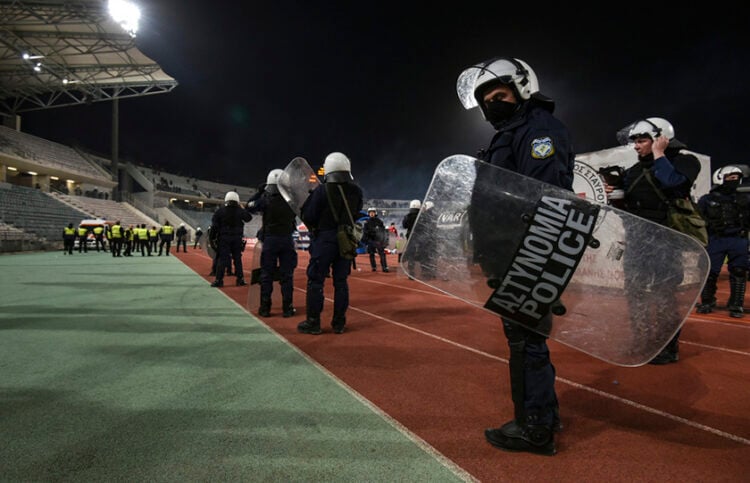 Αστυνομικές δυνάμεις στον αγωνιστικό χώρο, κατά τη διάρκεια του αγώνα Βόλος-Ολυμπιακός (φωτ.: ΑΠΕ-ΜΠΕ / Νίκος Χατζηπολίτης)