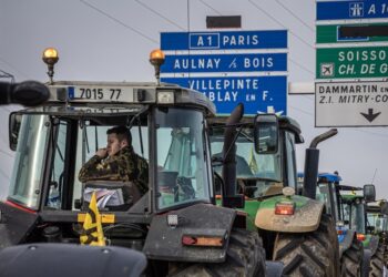 Γάλλοι αγρότες κατευθύνονται με τα τρακτέρ τους στο Παρίσι στο πλαίσιο των κινητοποιήσεων του με αιτήματα που αφορούν στην αύξηση του εισοδήματός τους και την προστασία του επαγγέλματος (φωτ.: EPA/Cristophe Petit Tesson)