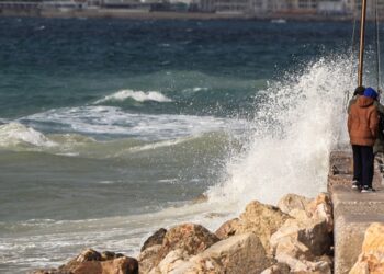 Κύματα σε παραλία έξω από την Αττική (φωτ. αρχείου: EUROKINISSI/Γιώργος Ευσταθίου)