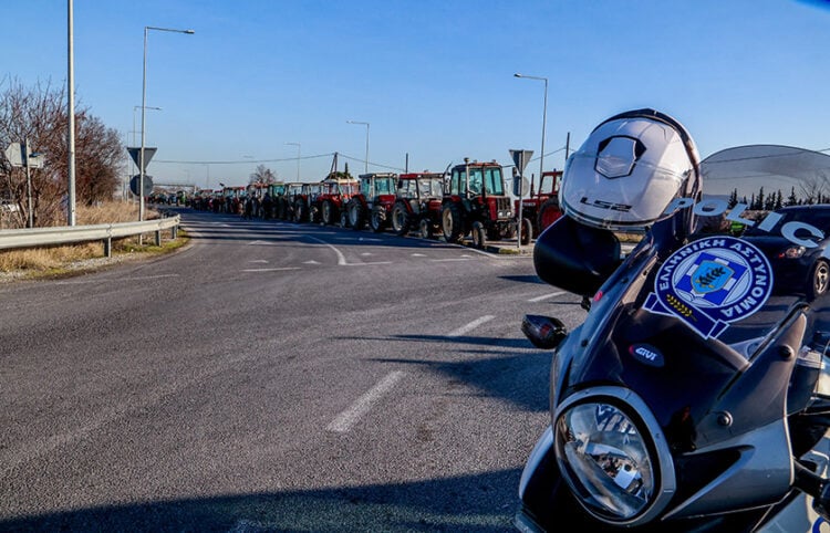 Τρακτέρ και αστυνομικές δυνάμεις (φωτ.: EUROKINISSI / Λεωνίδας Τζέκας)