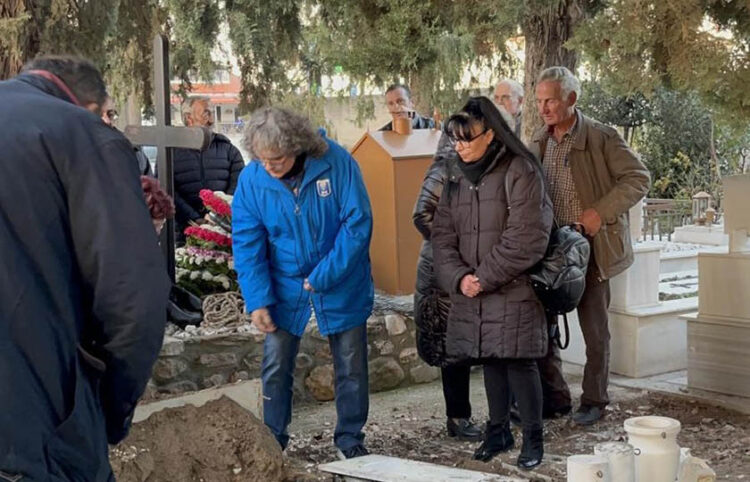 Ο Βασίλης Χατζηπαναγής στην κηδεία του Γιώργου Ορφανίδη στη Γερακαρού Θεσσαλονίκης (φωτ.: Αποστόλης Παπαγεωργίου)