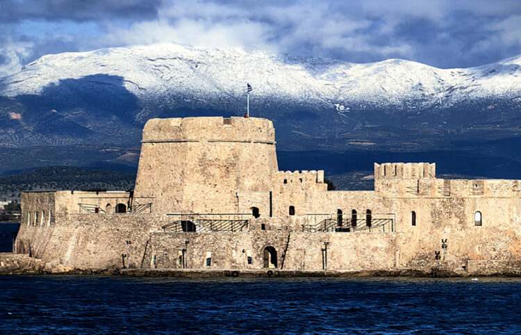 Χιονισμένα τα βουνά γύρω από το Ναύπλιο, όπως φαίνονται από την πόλη (φωτ.: ΑΠΕ-ΜΠΕ / Ευάγγελος Μπουγιώτης)