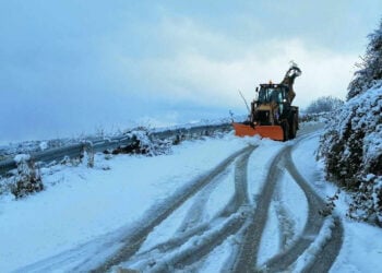 Εκχιονιστικό μηχάνημα καθαρίζει το δρόμο στην περιοχή της Λοκρίδας, στην ορεινή Φθιώτιδα (φωτ.: ΑΠΕ-ΜΠΕ / Άρης Μαρτάκος)