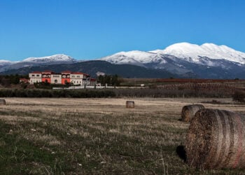 Στο βάθος το όρος Φαλακρό χιονισμένο, από την Αδριανή Δράμας (φωτ.: EUROKINISSI / Δημήτρης Μεσσήνης)