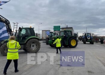 Στιγμιότυπο από τη συγκέντρωση των αγροτικών μηχανημάτων στο τελωνείο των Κήπων (φωτ.: ertnews.gr)