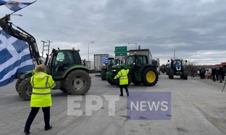 Στιγμιότυπο από τη συγκέντρωση των αγροτικών μηχανημάτων στο τελωνείο των Κήπων (φωτ.: ertnews.gr)