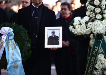 Στιγμιότυπο από την κηδεία του άτυχου αστυνομικού στη Θεσσαλονίκη (φωτ.: EUROKINISSI/Ραφαήλ Γεωργιάδης)