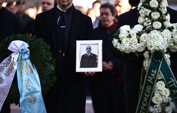 Στιγμιότυπο από την κηδεία του άτυχου αστυνομικού στη Θεσσαλονίκη (φωτ.: EUROKINISSI/Ραφαήλ Γεωργιάδης)